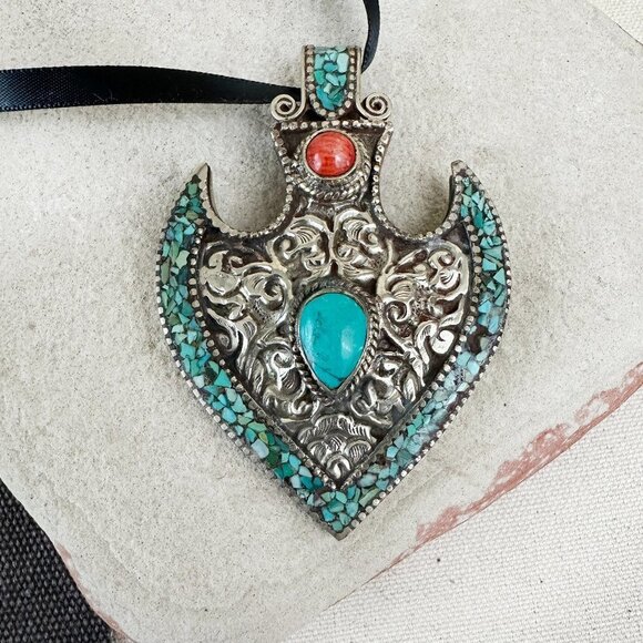 Vintage Jewelry - Vintage Turquoise Inlaid Necklace Pendant‎ Coral Big Southwestern